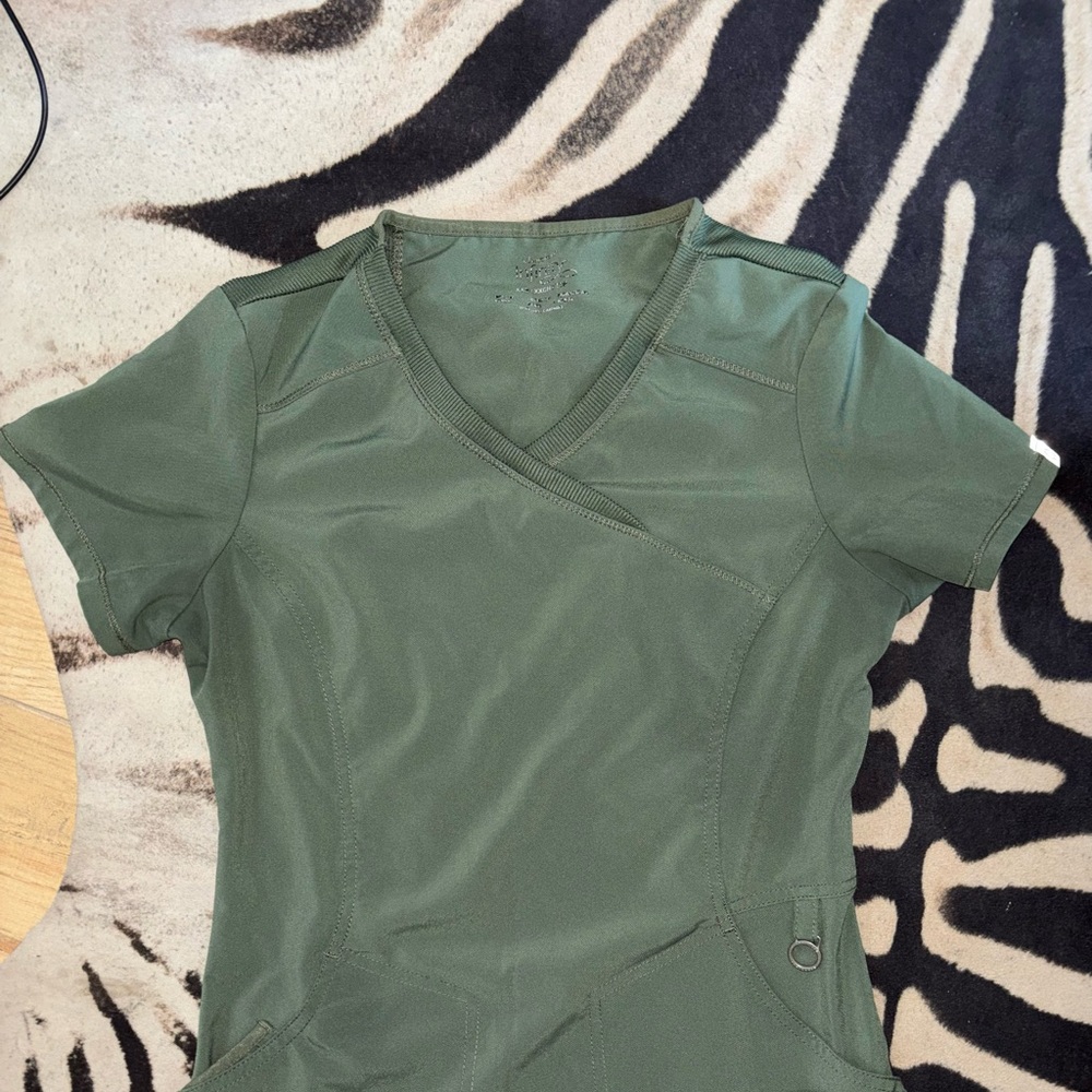 Cherokee Infinity Scrub Top - Picture 4 of 6